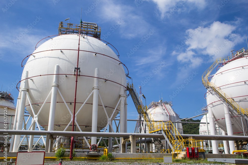 Wall mural Spherical tanks white in refineries