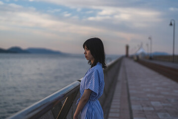 夕暮れの海にいる女性