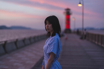 夕暮れの海にいる女性