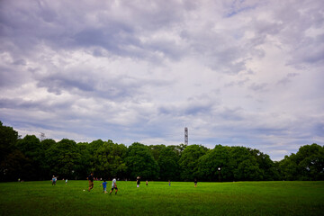 春、調布の公園で遊ぶ親子