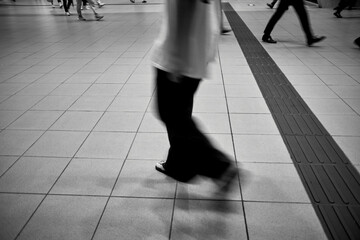 渋谷駅を降りて次の目的地に向かう通行人