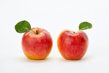 흰 배경 위의 신선한 사과 