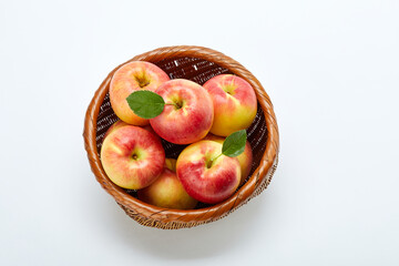 흰 배경 위의 바구니에 담긴 많은 사과. 