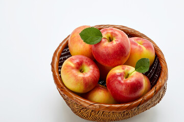 흰 배경 위의 바구니에 담긴 많은 사과. 