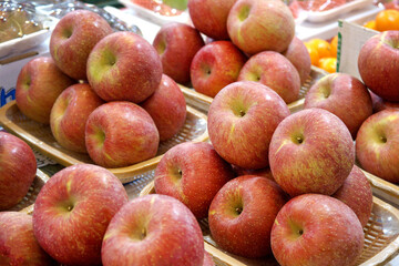 시장 진열대 위의 많은 사과들