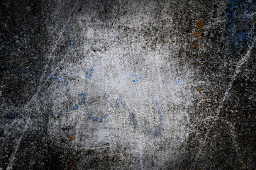 Fototapeta Porysowana, skorodowana tekstura, tło starego muru ogrodzeniowego. Kolory korozji w stonowanych odcieniach szarości. obraz