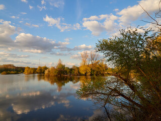 Sonnenuntergang im Vogelschutzgebiet NSG Garstadt bei Heidenfeld im Landkreis Schweinfurt, Unterfranken, Bayern, Deutschland