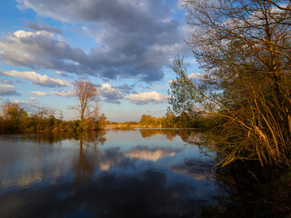 Sonnenuntergang im Vogelschutzgebiet NSG Garstadt bei Heidenfeld im Landkreis Schweinfurt, Unterfranken, Bayern, Deutschland
