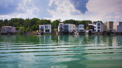 Obraz premium Moderne Ferienhäuser und schwimmende Häuser am Ufer des Hainer Sees bei Leipzig, Neuseenland, Neukieritzsch, Landkreis Leipzig, Sachsen, Deutschland