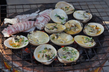 Shellfish and squid burn with charcoal fire