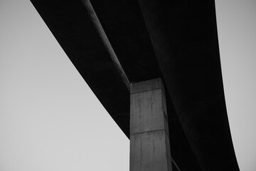 Stahl Beton Brocken Architektur Konstruktion in schwarz und weiß mit Licht und Schatten