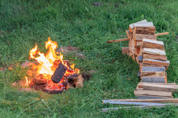 Sich am lagerfeuer w&auml;rmen 