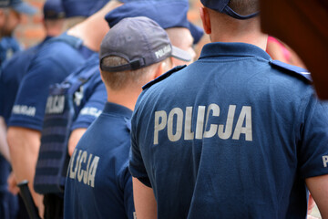 Polska policja na zabezpieczeniu zgromadzenia Wrocław Rynek.  - obrazy, fototapety, plakaty