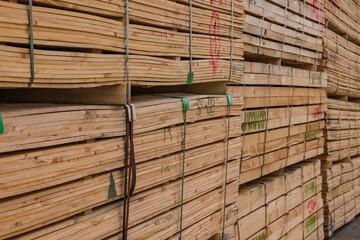 資材置き場に積み上がった建築用木材