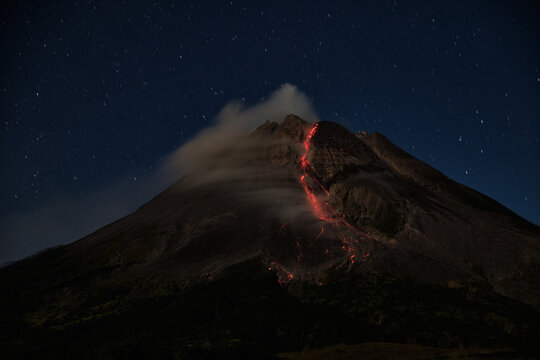 Mount Merapi erupts with high intensity at night during a full moon, the slide of material avalanches reaches 2700 meters