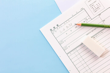 履歴書に鉛筆で下書きをする