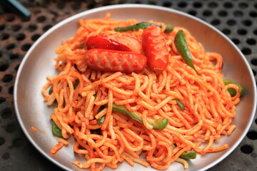 アウトドアで作るパスタ（ナポリタン）