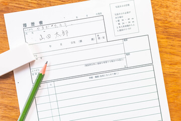 履歴書に鉛筆で下書きをする
