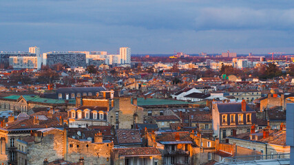 Obraz premium Ville de Bordeaux, observée depuis le 7ème étage d'un immeuble, pendant le coucher du soleil