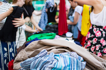 Street sale of clothes, second hand, secondary use. Garage sale and charity.