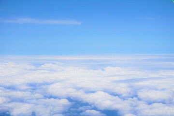 Fototapeta na wymiar 美しい青のグラデーションとフワフワの雲