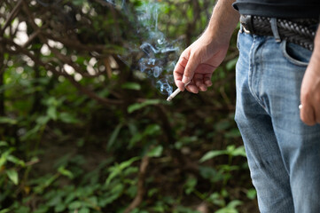 喫煙や禁煙のマナー違反のイメージに使いやすいタバコを吸う手元...