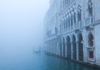 Ca´d´Oro und Palazzo Giusti am Canal Grande im Nebel, Venedig, Italien - obrazy, fototapety, plakaty