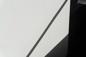 Biała ściana z fakturą oraz światło cieniami, jasne tło i tekstura. - obrazy, fototapety, plakaty