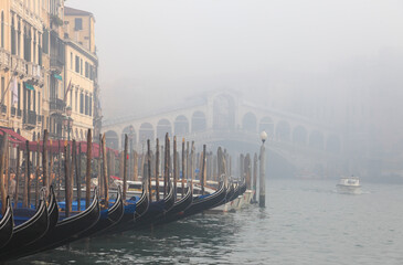 Canal Grande mit Rialtobrücke, Venedig, Italien