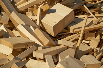 Reste von Baumaterial aus Holz auf dem Lagerplatz für die Verarbeitung in einem Pelletwerk im...