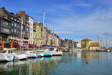 Vue sur le port de Honfleur (14600) au fil de l'eau, département du Calvados en région Normandie, France © didier salou