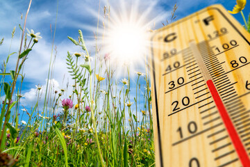 Thermometer zeigt warme Temperatur