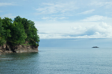 Naklejka premium Tree covered island with a smaller island in the background