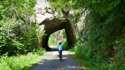 Radlerin vor einem Tunnel auf der Tour de Murg