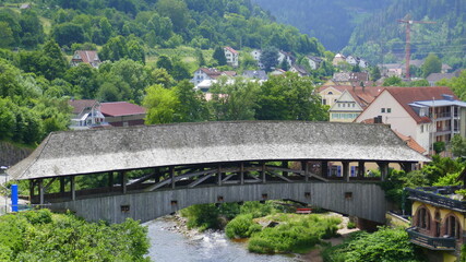 Fototapeta na wymiar Holzbrücke in Forbach