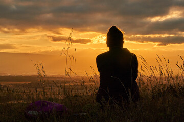Atardecer en el monte Olarizu situado en el norte de la ciudad de Vitoria-Gasteiz (Pa&iacute;s Vasco, Espa&ntilde;a)