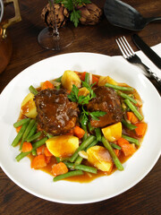 Geschmorter Ochsenschwanz auf Gemüse