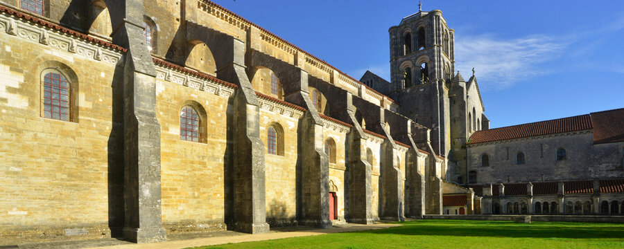 Panoramique basilique Sainte-Marie-Madeleine de Vézelay (89450), département de l'Yonne en région Bourgogne-Franche-Comté, France