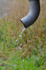 wassertropfen aus regenrohr