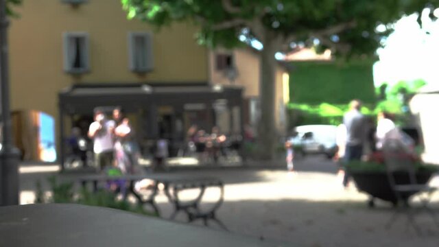 Bambini giocano nella piccola piazza