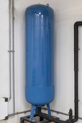 Vertical air pressure receiver for water, blue metallic.