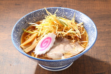 食卓の醤油ネギラーメン