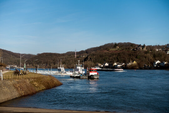 Blick vom F&auml;hranleger Remagen &uuml;ber den Rhein auf Linz