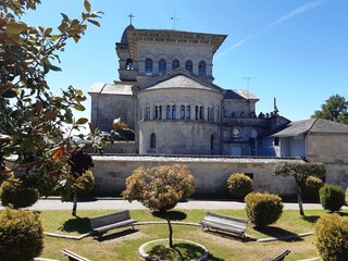 Jardines y parte posterior de la Iglesia parroquial de Guitiriz, Galicia