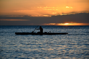 Kayak sur l'océan pacific au coucher du soleil
