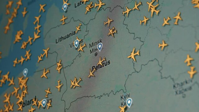 Air traffic significantly avoiding borders of Belarus, time lapse with many routes of commercial airplanes