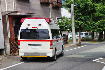 走行する救急車 © beeboys