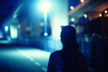 夜道を歩く女性