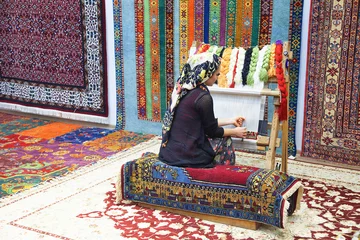 Zelfklevend Fotobehang Woman hands weaving carpet on the loom © fatih nebioglu