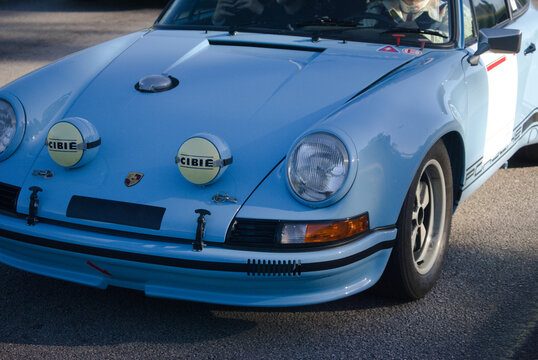 Frente de carro desportivo de marca alemã de cor azul céu com alterações para rali faróis com logotipo